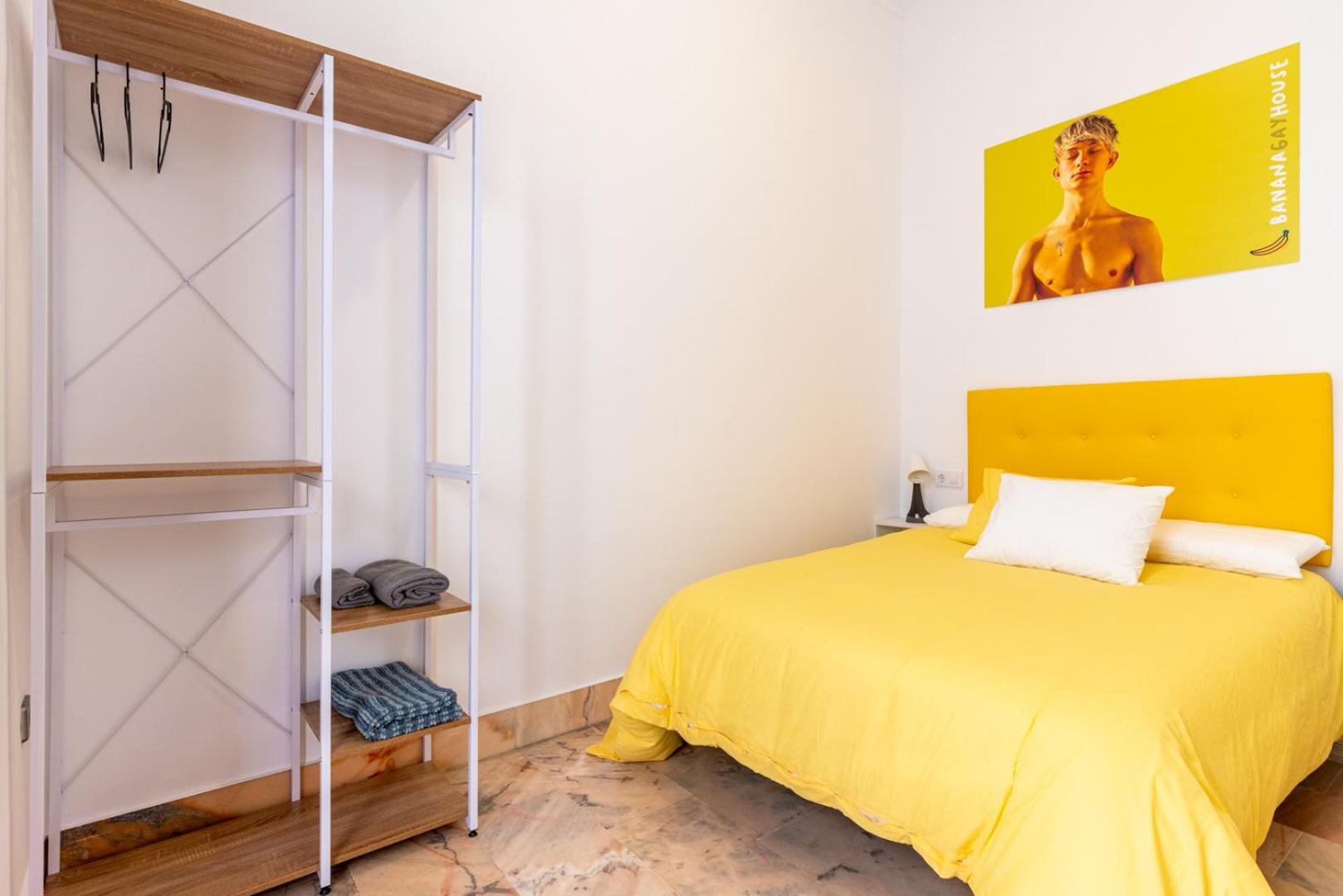 Banana Gay House - Only Men Hotel Seville Exterior photo